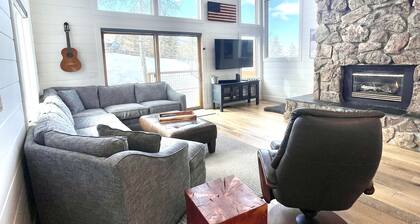 Gorgeous Home + Close to Skiing + Garage + Private dry sauna