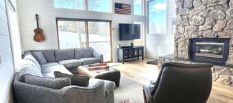 Gorgeous Home + Close to Skiing + Garage + Private dry sauna