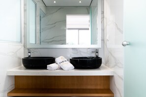 Duschwanne, Haartrockner, Handtücher, Seife