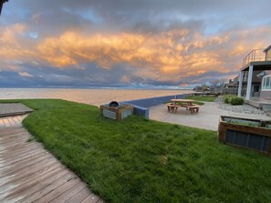Outdoor dining - ~The UpSiDe DoWN PaRRoT~Swim Fish Relax ON LakeHURON! ~Killarney Beach *Bay City (Bay City)