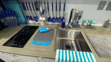 Réfrigérateur, micro-ondes, plaque de cuisson, cafetiÚre/bouilloire