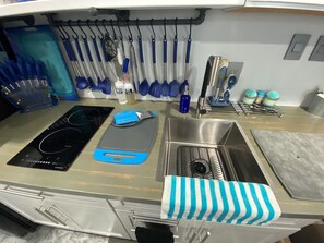 Geladeira, micro-ondas, cooktop, cafeteira/chaleira