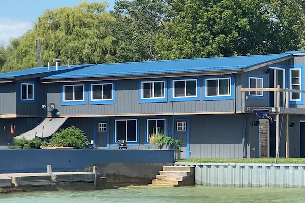 Seawall steps into water! Owners upper level suite & guests lower level suite!