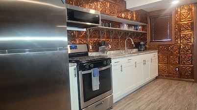 The Leelanau Sleeps 4 Fiber Optic WI-FI
Close to Traverse City Crystal Mountain