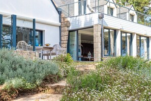 Outdoor dining - Ria d'Etel - Magnificent villa with sea view (Plouhinec)