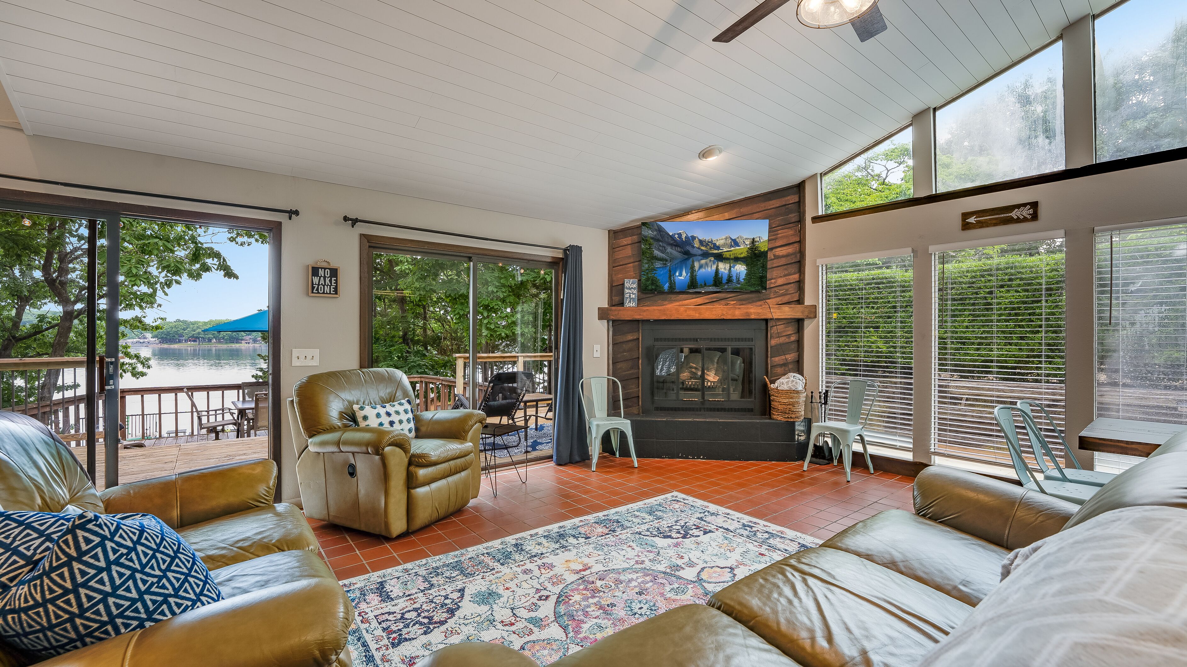 HOT TUB, huge decks, sunset views perfect for fall & winter at the lake