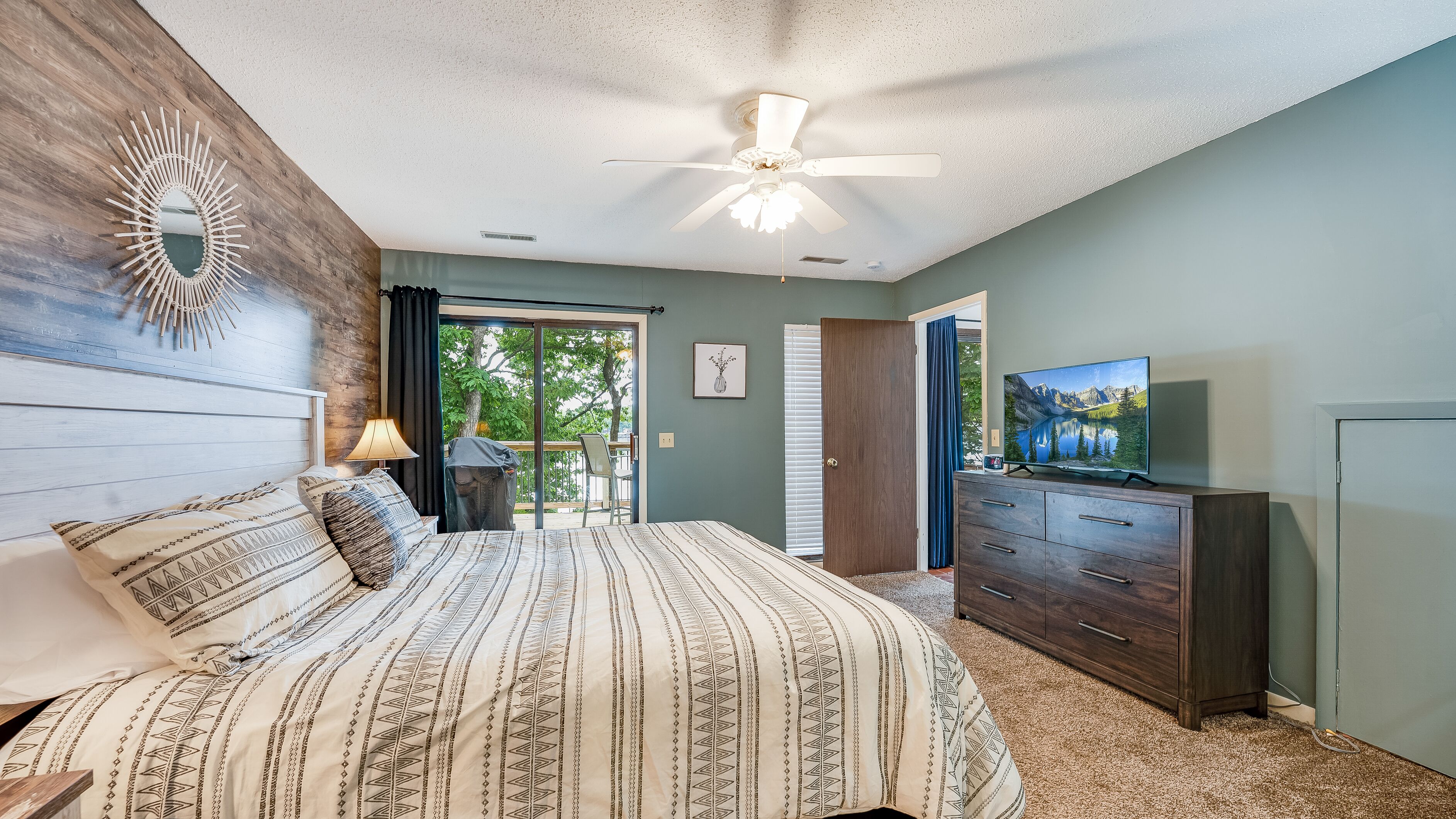 HOT TUB, huge decks, sunset views perfect for fall & winter at the lake