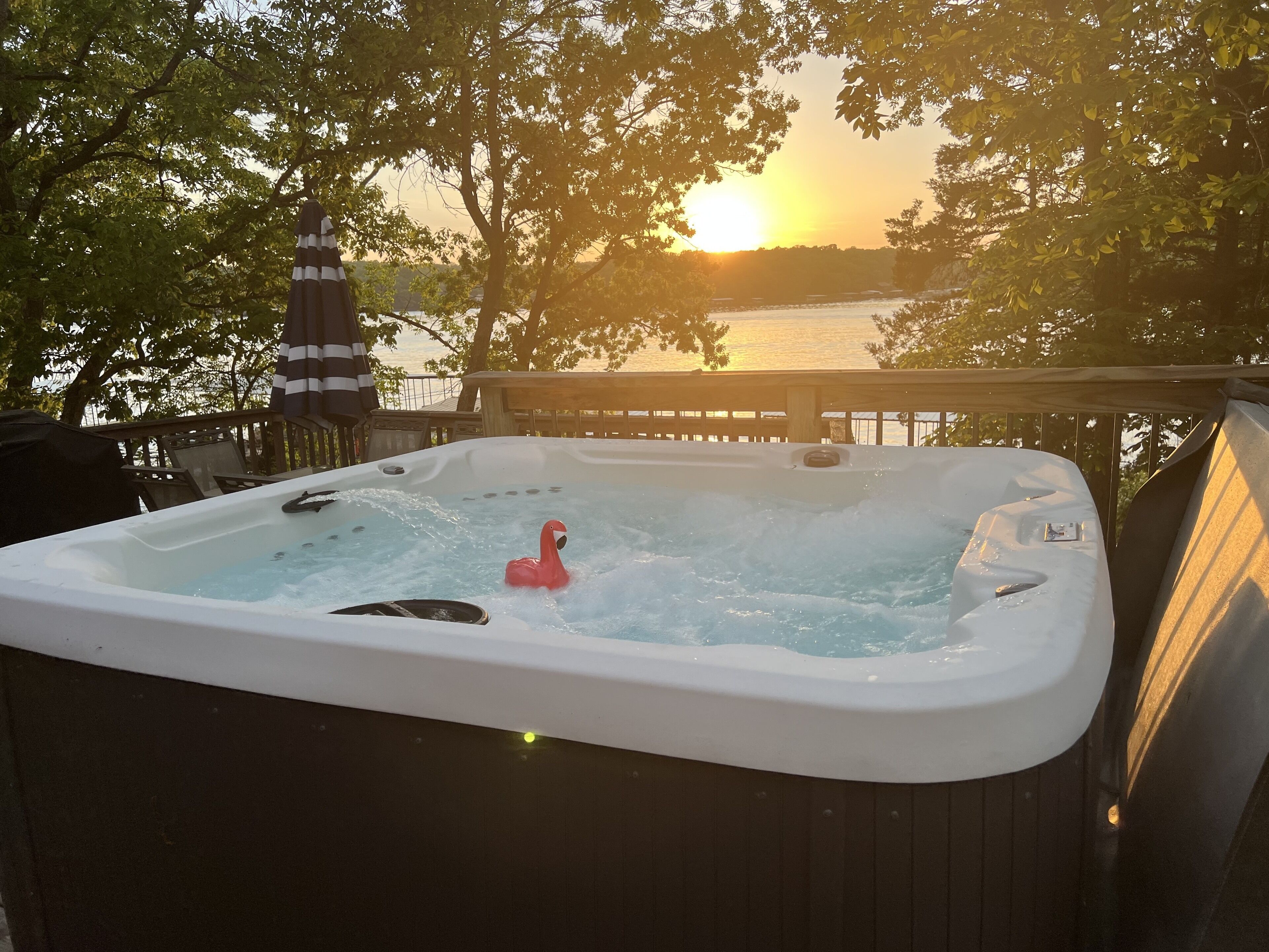 HOT TUB, huge decks, sunset views perfect for fall & winter at the lake