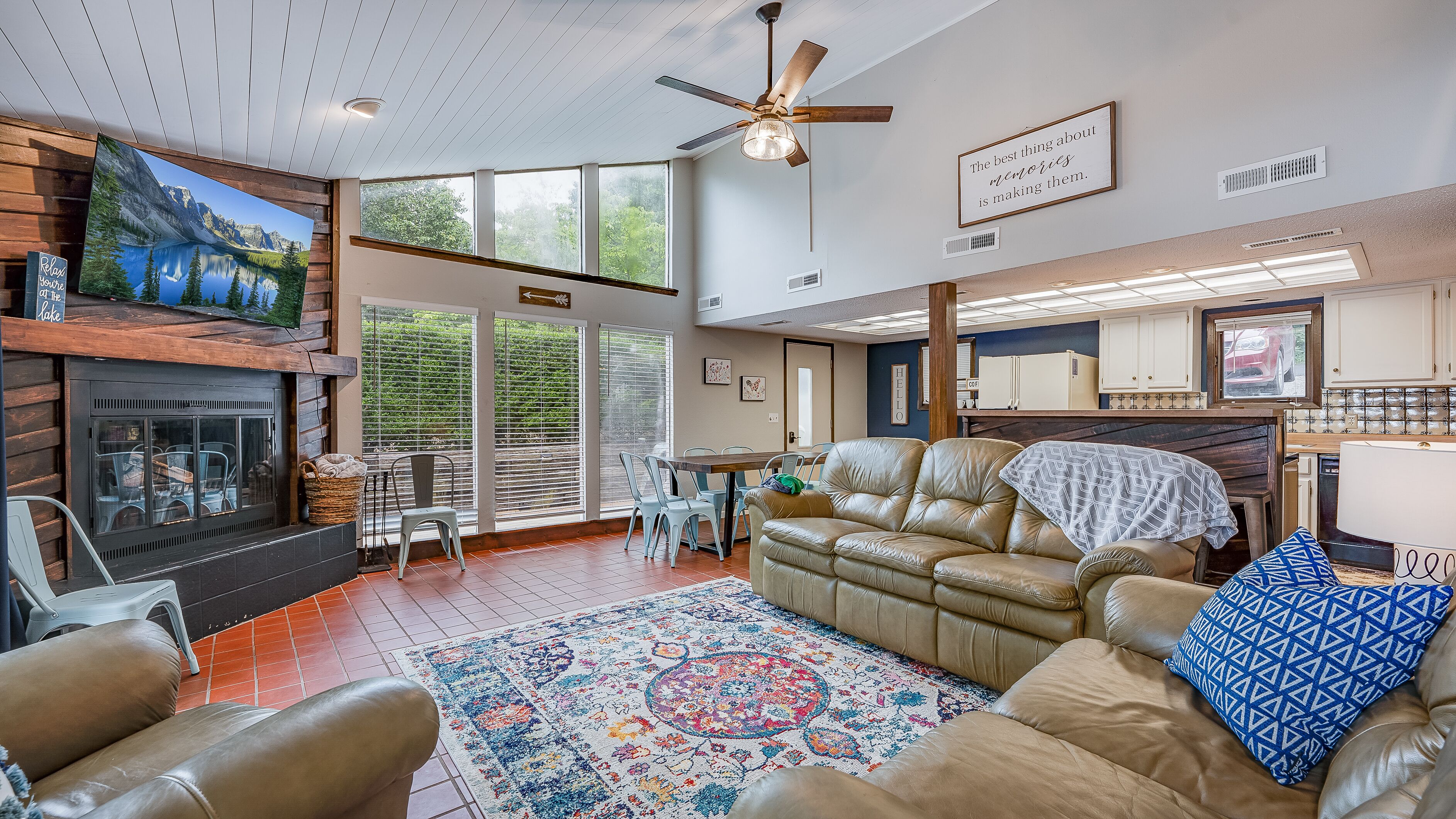 HOT TUB, huge decks, sunset views perfect for fall & winter at the lake