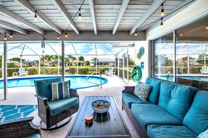 A heated pool - Charming 3 BR waterfront Villa with heated pool, bicycles, fishing poles - walking distance to bars and restaurants (Cape Coral)