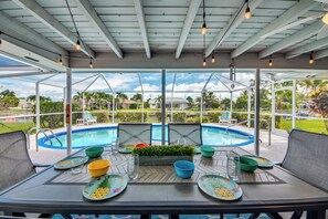 A heated pool - Charming 3 BR waterfront Villa with heated pool, bicycles, fishing poles - walking distance to bars and restaurants (Cape Coral)