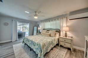 3 bedrooms, iron/ironing board, travel cot, free WiFi - Charming 3 BR waterfront Villa with heated pool, bicycles, fishing poles - walking distance to bars and restaurants (Cape Coral)