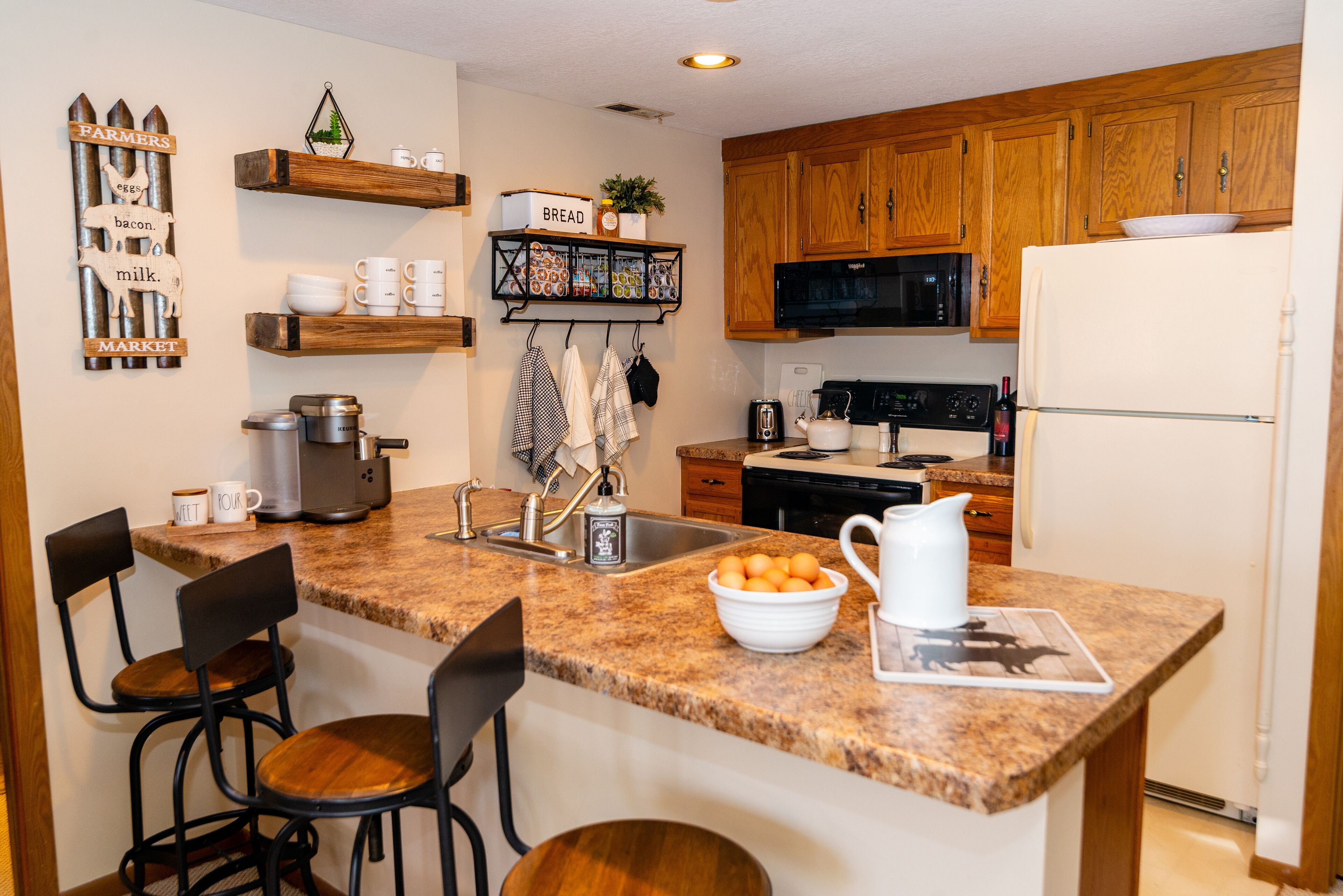 Cozy Getaway, Adorable and Inviting, Walk to Golf and Trails!