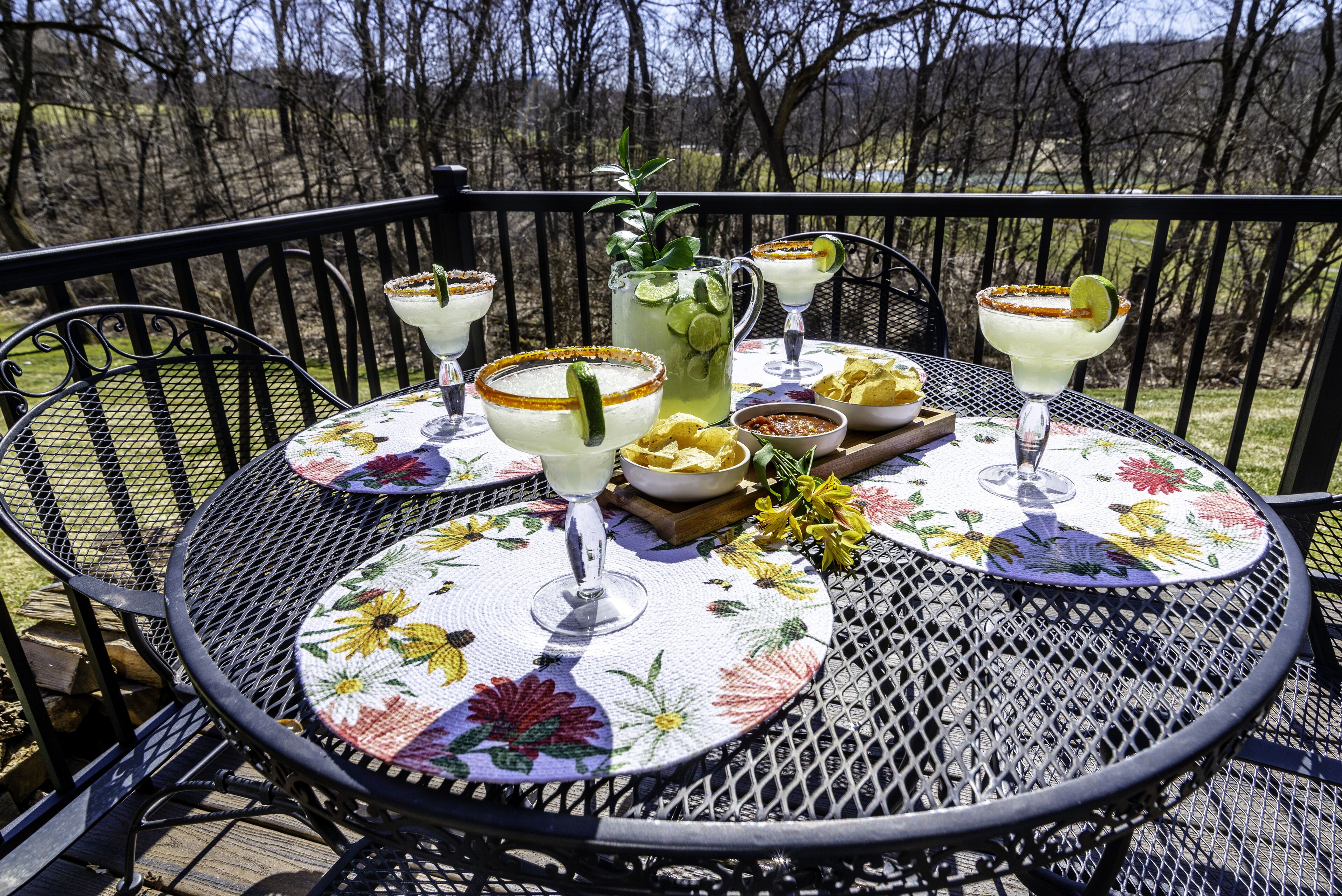 Cozy Getaway, Adorable and Inviting, Walk to Golf and Trails!