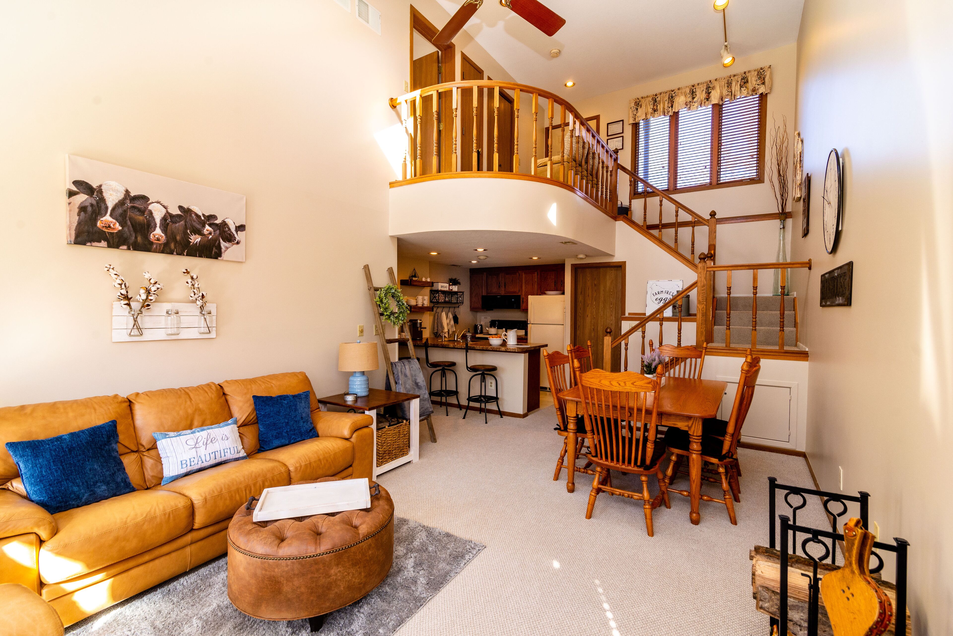 Cozy Getaway, Adorable and Inviting, Walk to Golf and Trails!