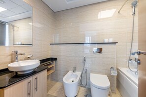 DHH - Large 3 Beds Ocean Heights Dubai Marina | Bathroom - Large & Ready 3Beds Ocean Heights Marina (Dubai)