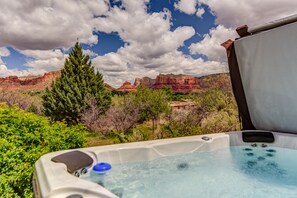 Outdoor spa tub - Sedona Village Cabin, Hot tub, Views, Peaceful+ EV Charger! (Sedona)