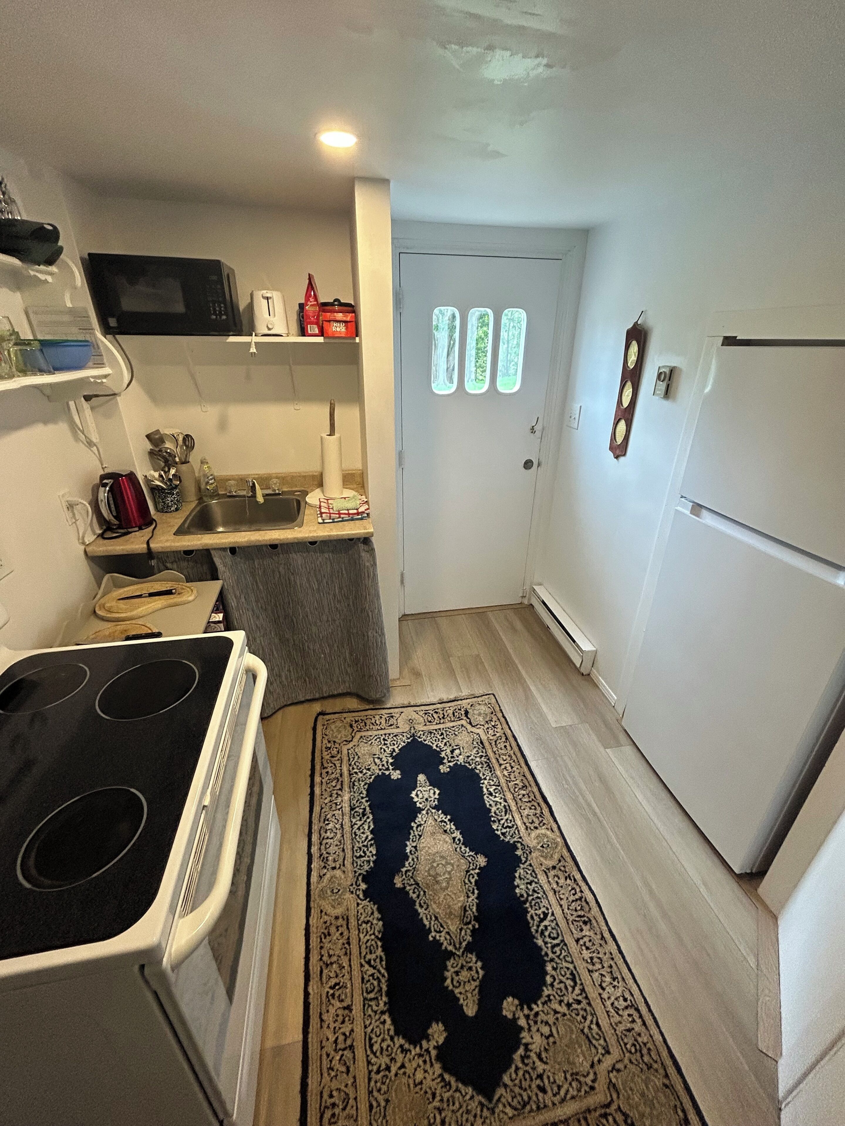 Coffee/tea maker, fridge, microwave, oven