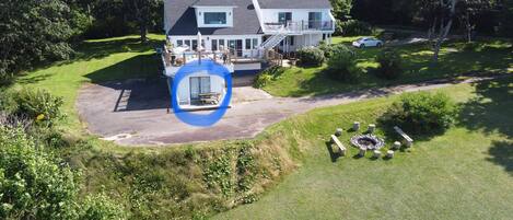Una casa de dos pisos con un amplio patio y una piscina.