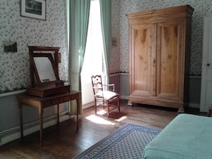 6 bedrooms, desk, travel crib, WiFi