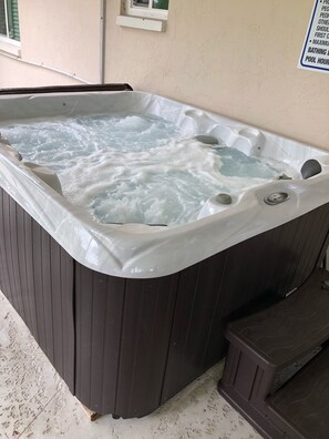 Bain à remous extérieur