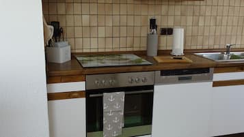 Køleskab, mikrobølgeovn, ovn, kogeplade