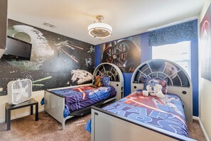 6 bedrooms, desk, iron/ironing board, travel cot