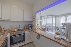 Fridge, oven, stovetop, dishwasher