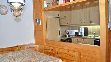 Microwave, oven, dishwasher, cookware/dishes/utensils