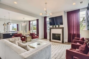 Smart TV - Luxury Gulch Condo • Rooftop & City Views Walkable (Nashville)