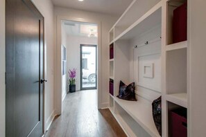 Interior - Gulch Walkable 3BR w/ Roof Deck & Skyline View (Nashville)