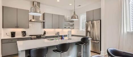 冷蔵庫、電子レンジ、オーブン、コンロ