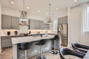 Fridge, microwave, oven, stovetop - Gulch Walkable 3BR w/ Roof Deck & Skyline View (Nashville)