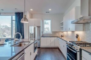 Réfrigérateur, four à micro-ondes, un four, surface de cuisson