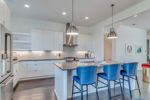 雪櫃、微波爐、焗爐、爐具