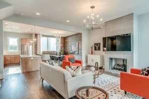 Smart TV - Luxury Gulch Condo - Walk to Broadway - Rooftop (Nashville)
