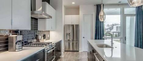 Kühlschrank, Mikrowelle, Ofen, Herdplatte