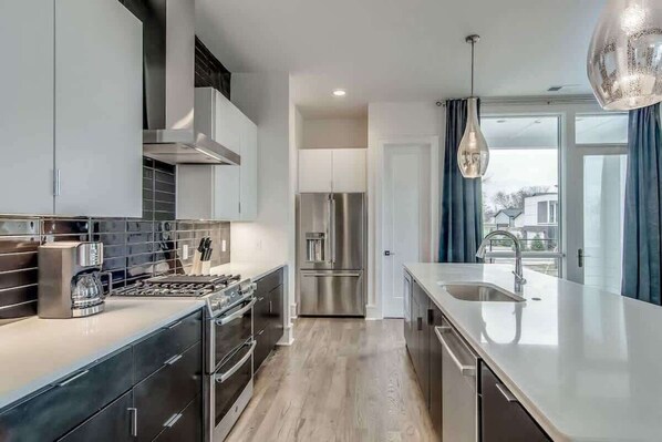 Køleskab, mikrobølgeovn, ovn, kogeplade