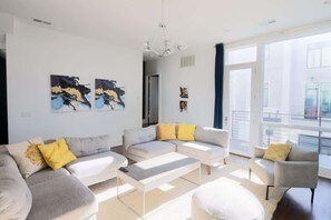 Smart TV, fireplace, DVD player