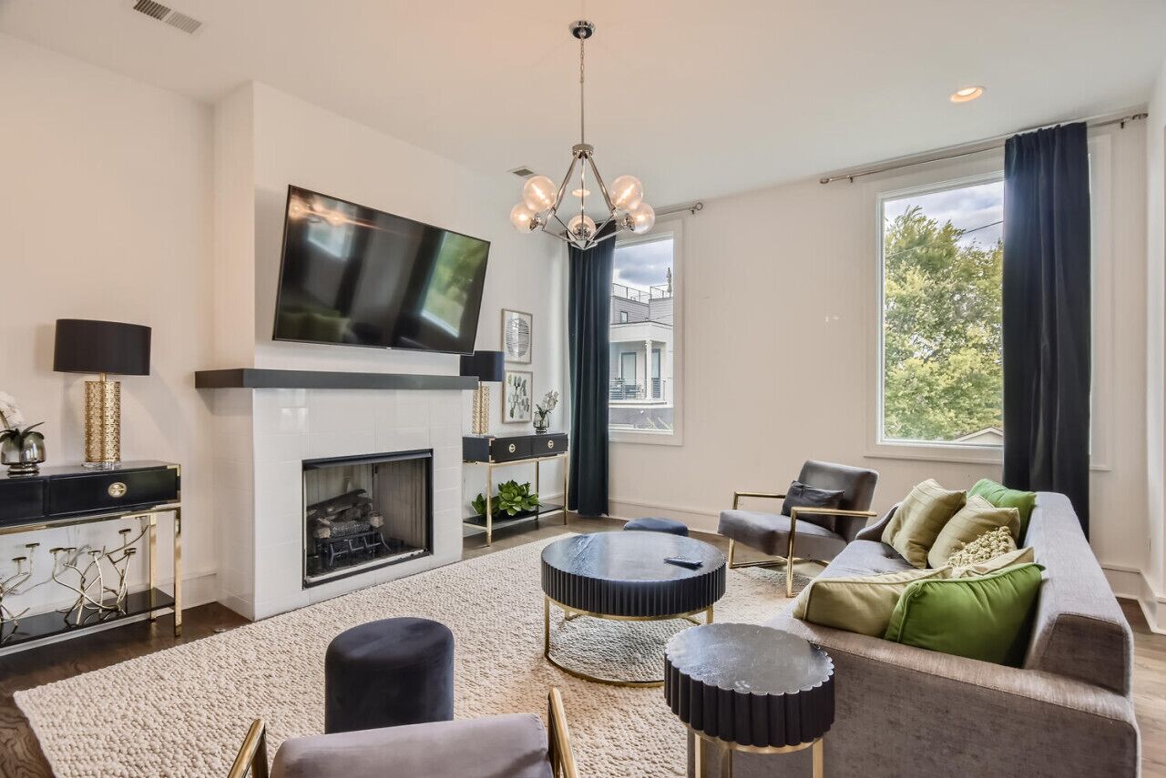 Gulch modern 3 story condo, 2 car garage, rooftop fire pit, security, and view!