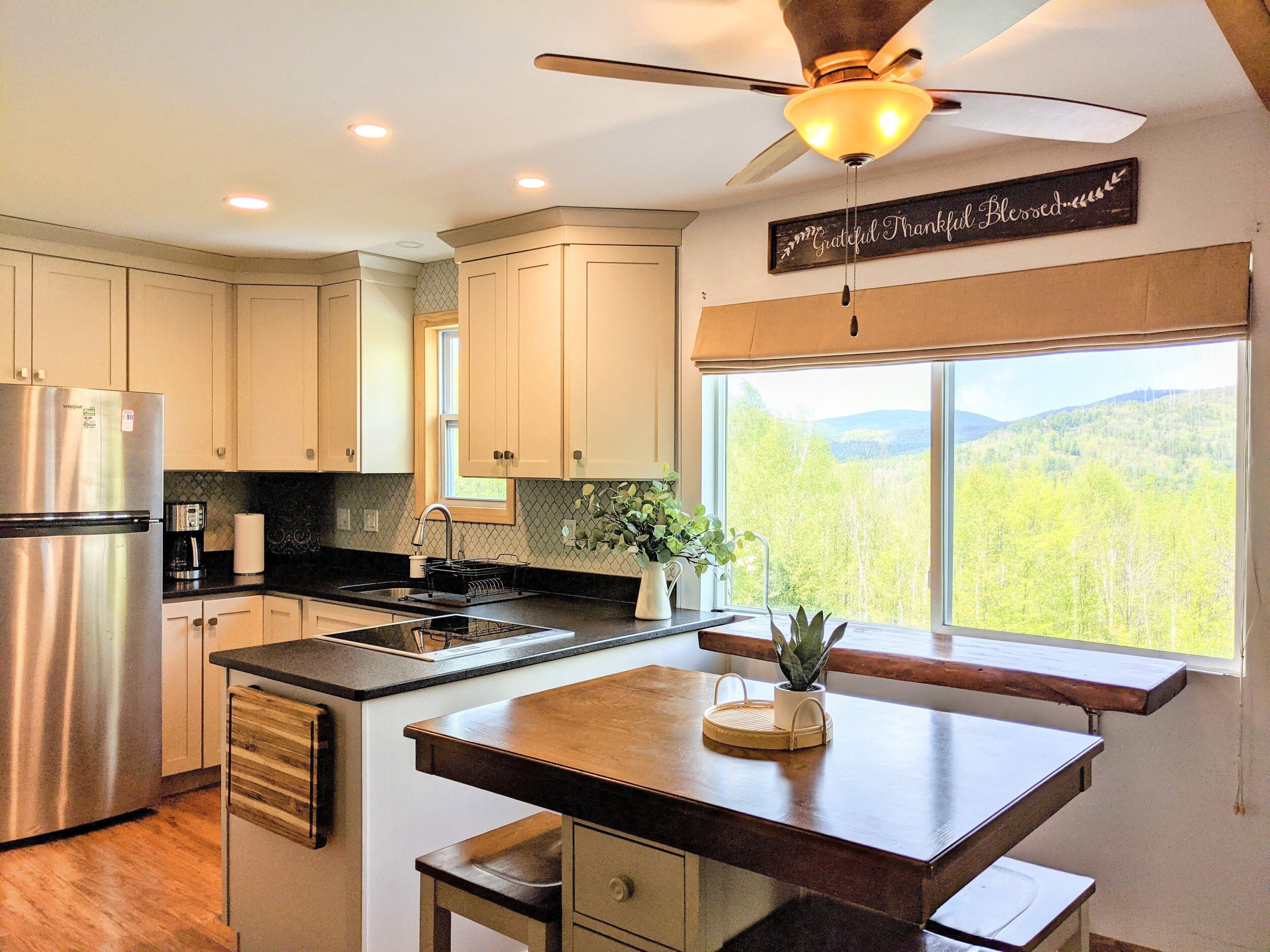 Cozy 3BR getaway w/ stunning mountain views