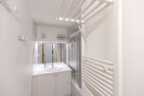 Combinazione doccia/vasca, asciugacapelli, sapone, carta igienica