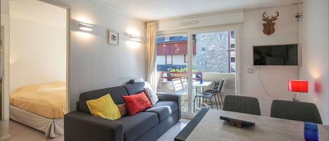 Smart TV, books, stereo