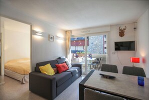 Smart-tv, bøger, stereoanlæg