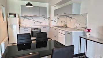 Réfrigérateur, micro-ondes, four, plaque de cuisson