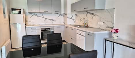 Fridge, microwave, oven, stovetop