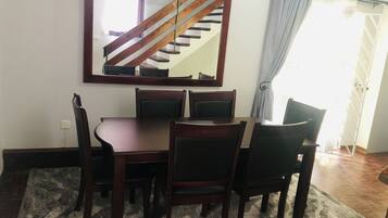 Luxury Apartment | Makan dalam bilik