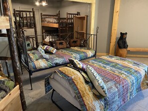 6 Schlafzimmer, Schreibtisch, BĂŒgeleisen/BĂŒgelbrett, Reisekinderbett