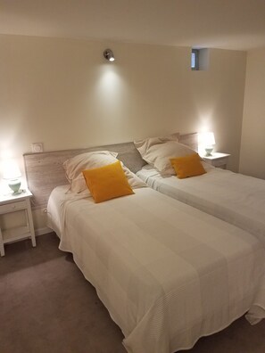 3 Schlafzimmer, Schreibtisch, Bügeleisen/Bügelbrett, Reisekinderbett