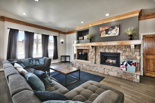 Eden Mountain Home - 7 Bedrooms on Three Floors